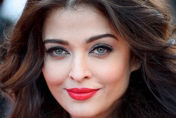 10 Celebrities With Most Beautiful Eyes In The World - World Blaze