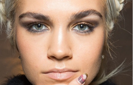 The gorgeous smudged-out liner with a gilded, smoky effect